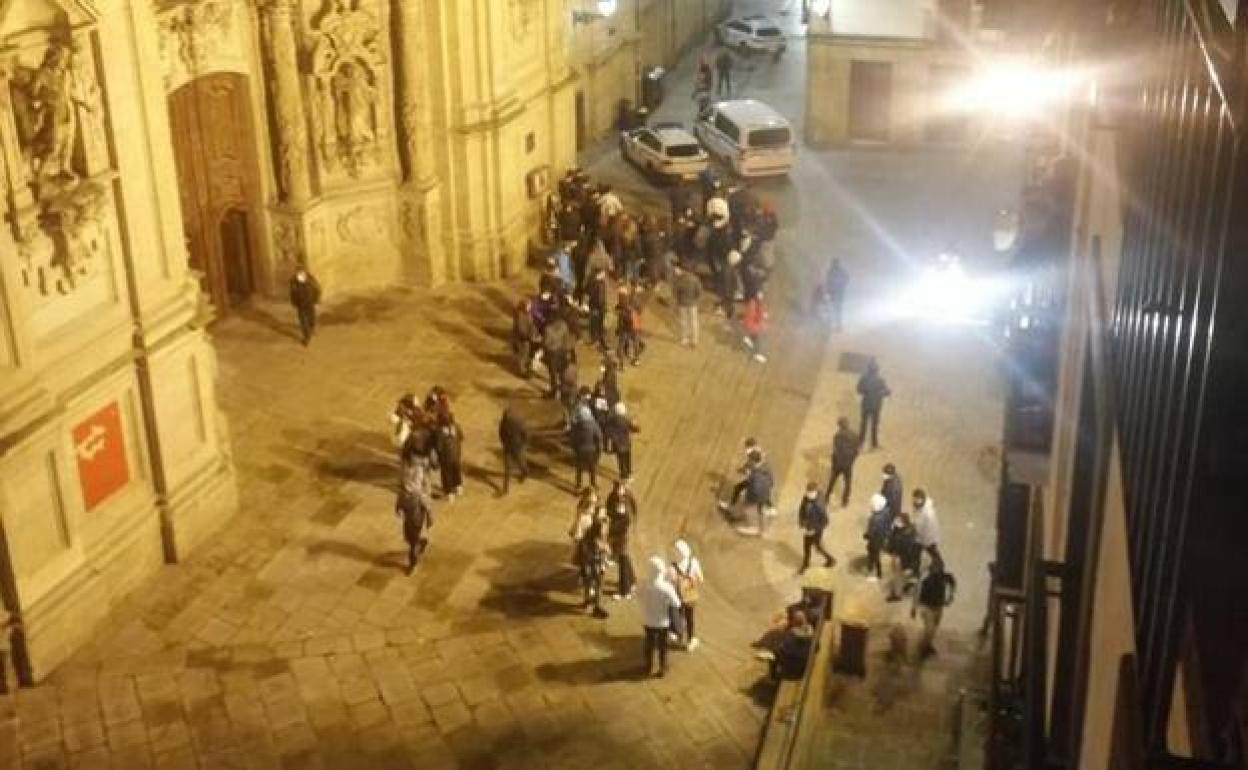 Ha habido incidentes en media docena de localidades. En la fotografía se ve a un grupo de jóvenes y la Ertzaintza en San Sebastián.