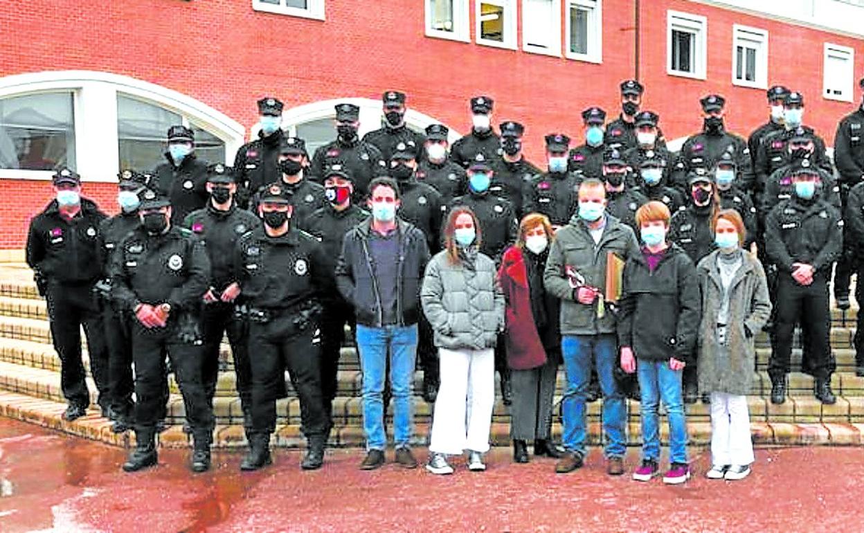 Ertzainas de Brigada Móvil organizaron la pasada semana un reconocimiento sorpresa a Jon Ruiz Sagarna, que sufrió graves quemaduras tras un ataque en Rentería. A raíz de esta emboscada se equipó con buzos ignífugos a todos los agentes. 