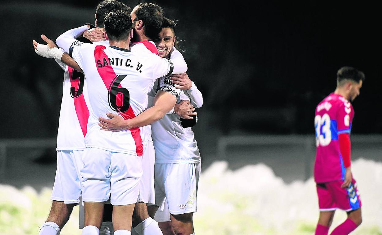 Los jugadores del Rayo festejan, el pasado sábado, el definitivo 2-0 logrado por Catena ante el Elche. 