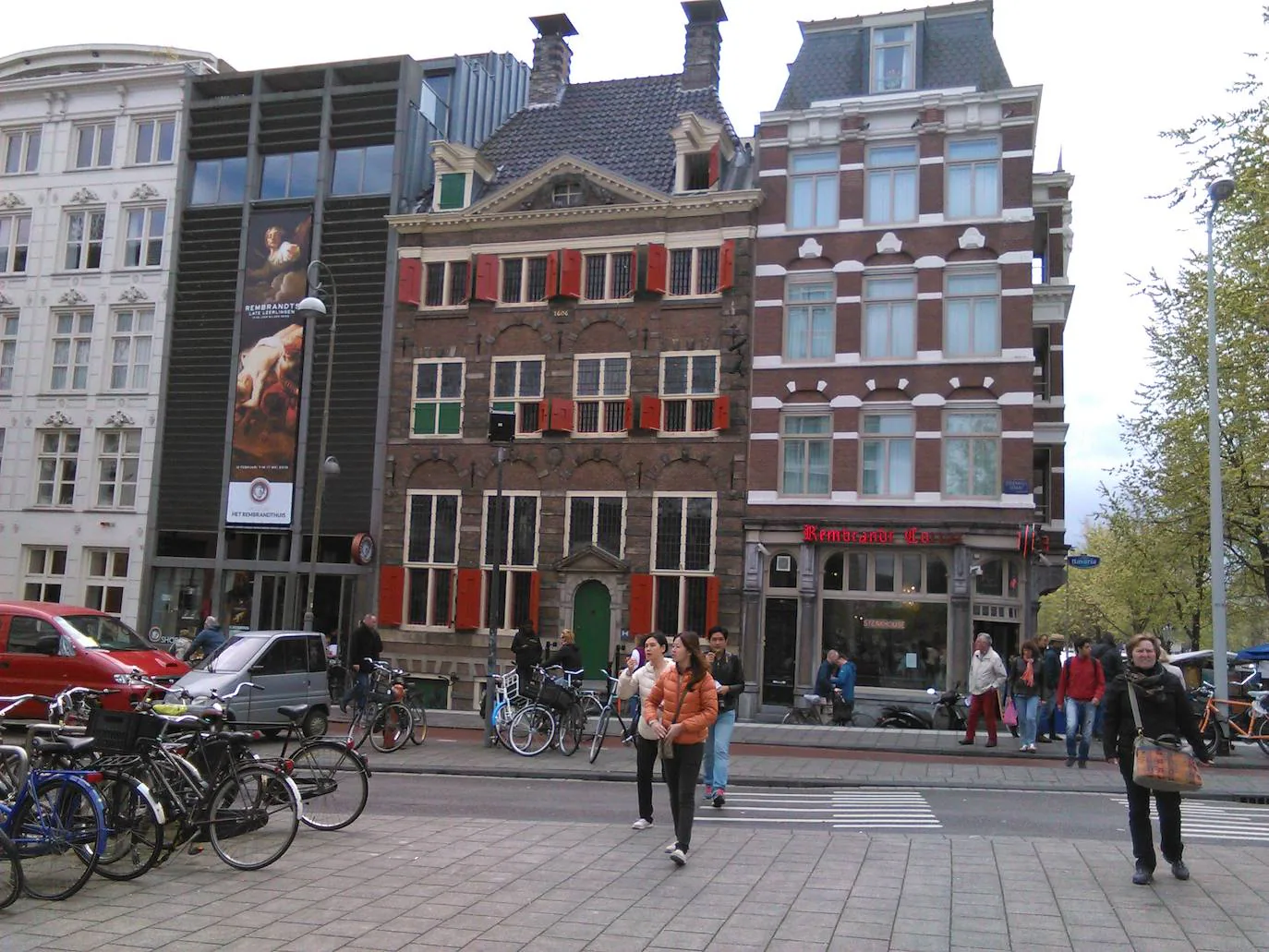 9.- Rembrandt (Ámsterdam) | Rembrandt poseía una enorme vivienda de varios pisos en la calle Jodenbreestratel del centro de Ámsterdam, hoy conocida como Rembrandthuis. En ella, el artista también tenía un taller donde numerosos aprendices se formaban con el maestro.