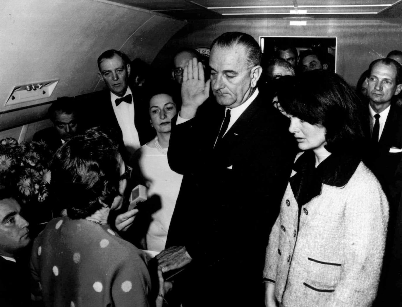 Lyndon B. Johnson - 22 de noviembre de 1963 | Sucedió en la Presidencia al asesinado Kennedy y fue reelegido en 1964. Horas después de que matasen a John Kennedy, Johnson juró el cargo en el avión que trasladaba los restos de su antecesor, mientras la viuda Jacqueline aún llevaba el vestido manchado con la sangre de su esposo. Incrementó la escalada bélica en Vietnam y ordenó la invasión de la República Dominicana (1965) para evitar un gobierno afín a Cuba. Bajó su mandato se aprobaron leyes contra la discriminación racial, a favor de la extensión de la asistencia sanitaria pública, contra la pobreza y planes para fomentar la educación. 