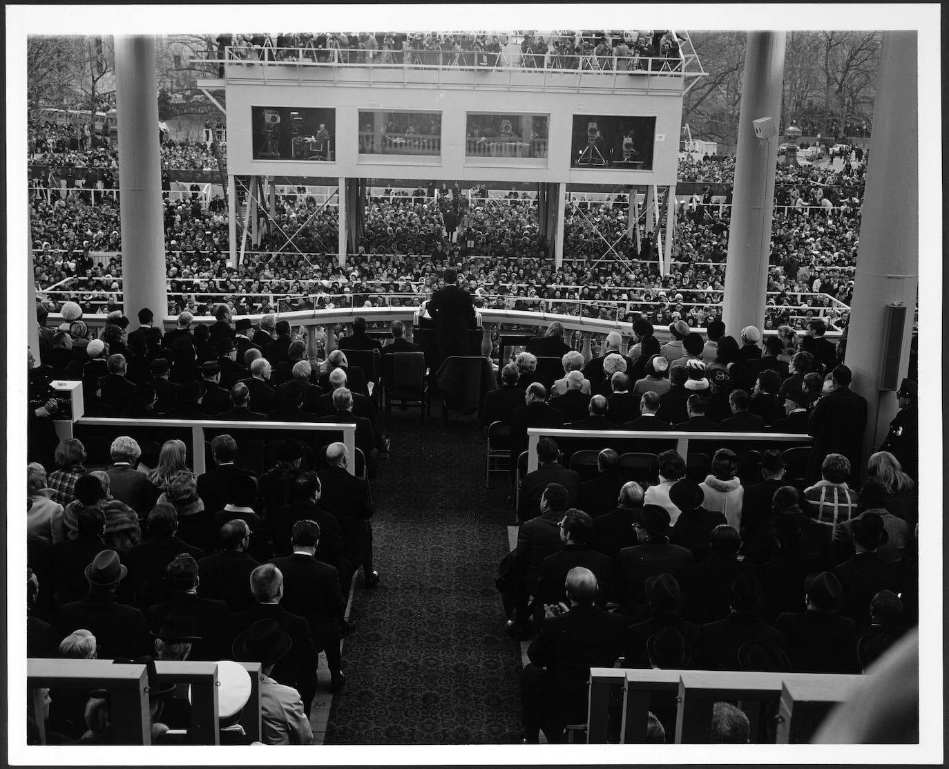 El escándalo Watergate, un caso de espionaje al Partido Demócrata, le convirtieron en el primer presidente de EE UU en dimitir. No acudió a la investidura de su sucesor, Gerald Ford, que concedió el perdón total a Nixon.