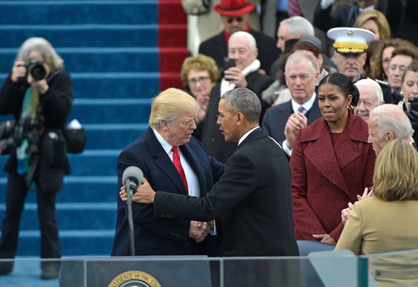 Su apoyo a los asentamientos judíos en Palestina y el traslado de la capital israelí a Jerusalén le han granjeado más enemigos en Oriente Próximo. No toma en serio el cambio climático (EE UU se retiró del Acuerdo de París) y ha despreciado las consecuencias de las pandemia del virus hasta el punto de afirmar la barbaridad de que se curaba tomando lejía. 