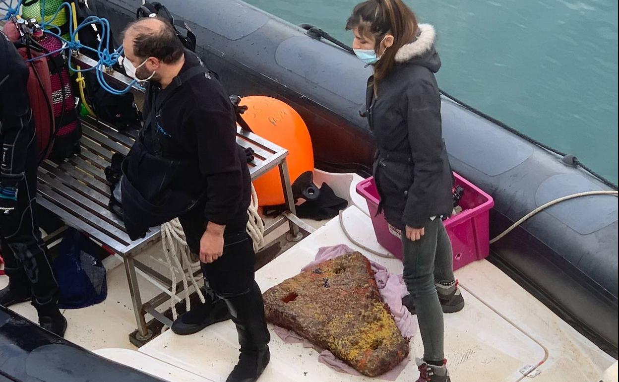 Momento en el que se reflotó el ancla de piedra del fondo del puerto de Elatxobe.