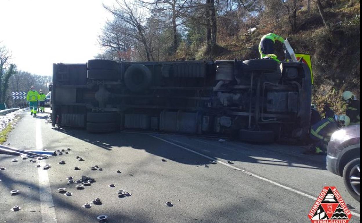 El vuelco de un camión provoca el corte de un carril en la A-627 en Arrazua-Ubarrundia