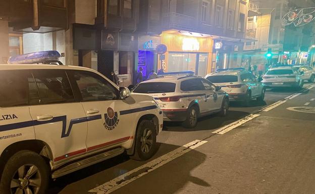 Hasta ocho coches patrulla acudieron al desalojo en un pub en la calle San Antonio. 