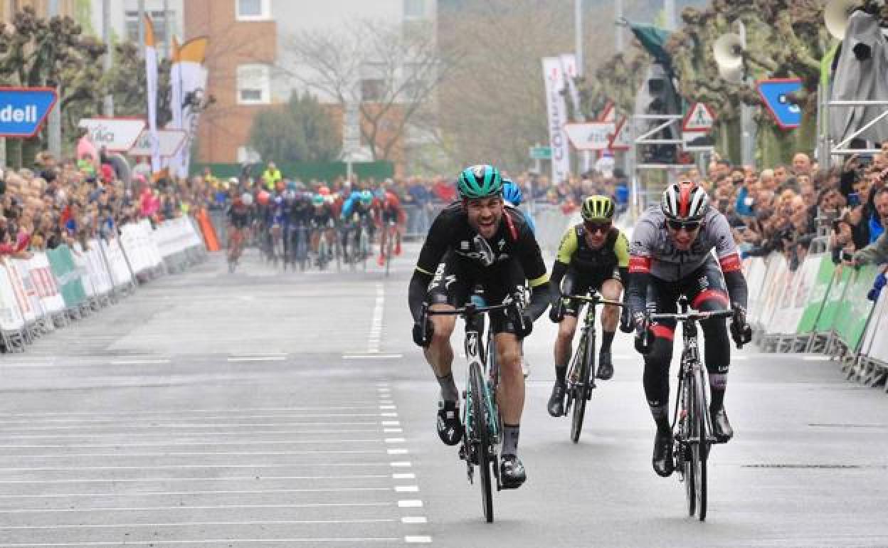 Schachmann bate a Pogacar en la cuarta etapa de la Itzulia de 2019, en Arrigorriaga.