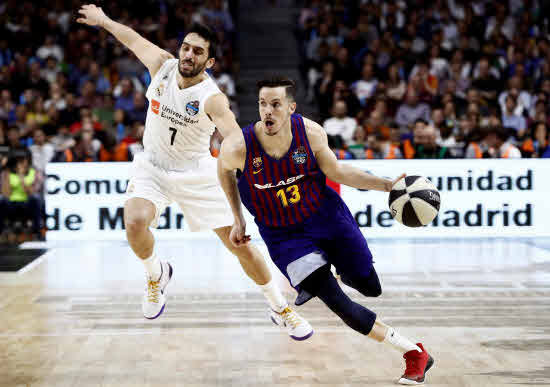 Thomas Heurtel es defendido por Campazzo durante la polémica final de la Copa del Rey del 2019 de la que el francés salió como MVP