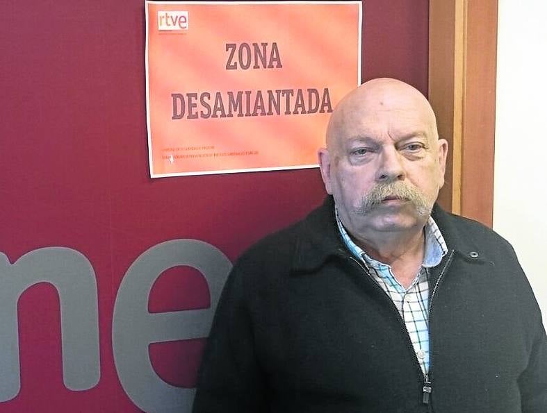 El periodista, ante un estudio de Prado del Rey poco antes de su muerte en mayo de 2018. cortesía de la familia.