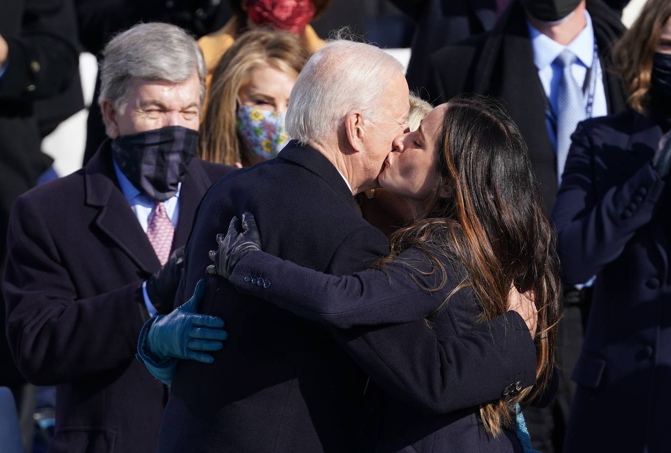 Biden, abraza a su hija Ashley Biden después de que asumió el cargo de presidente número 46 de los Estados Unidos.