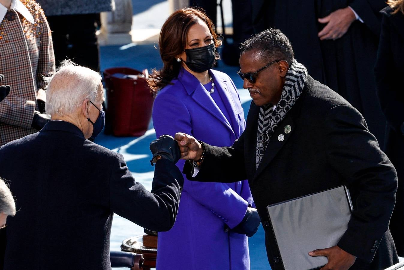 El pastor Sylvester Beamon, saluda al presidente estadounidense Joe Biden.