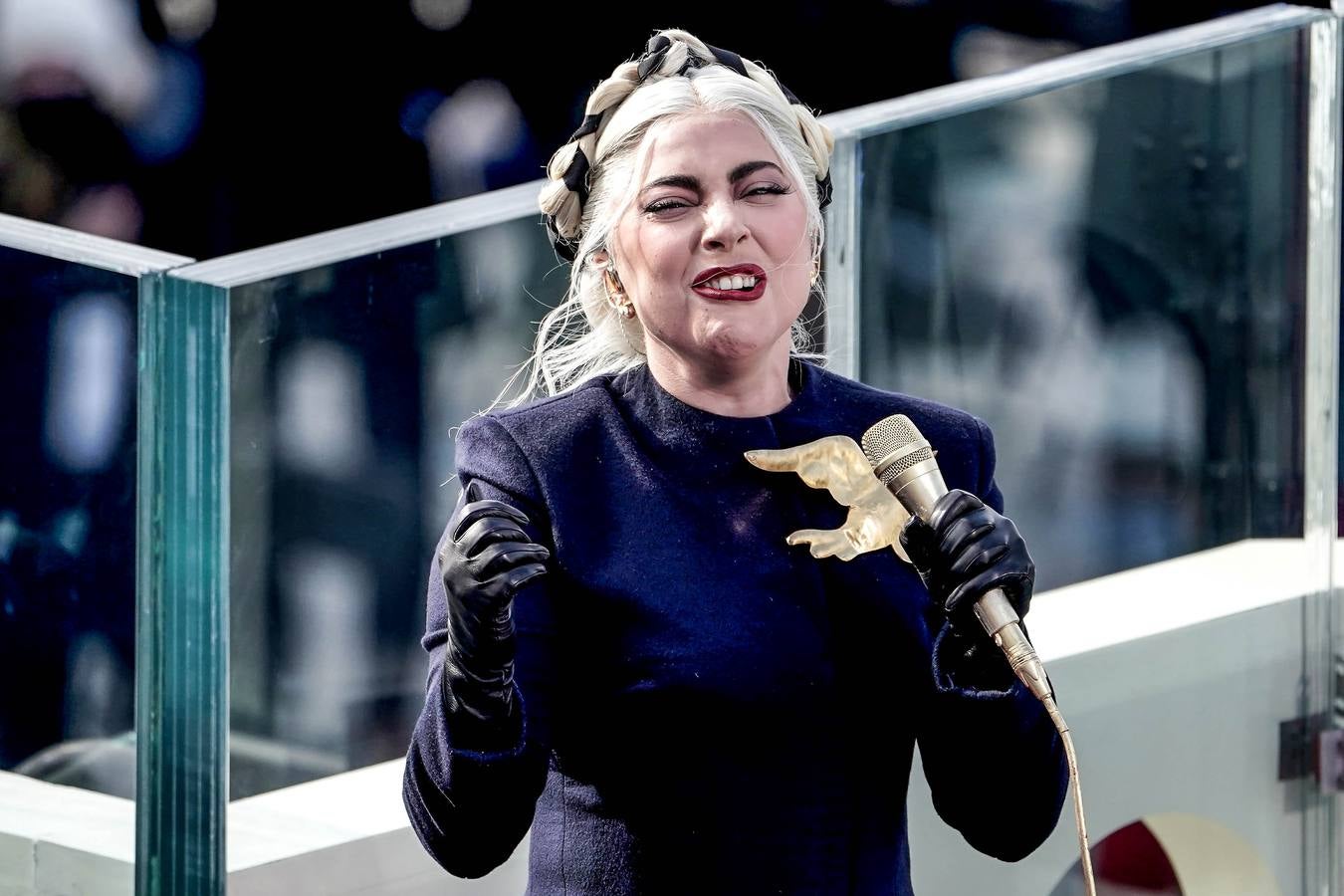 Lady Gaga se presenta durante la 59.a inauguración presidencial en Washington.