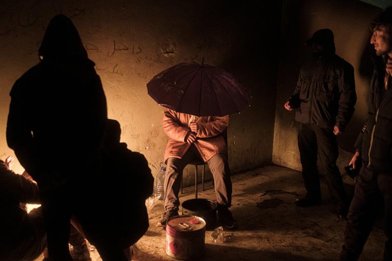 Varios hombres se calientan y hacen frente a las grandes heladas.
