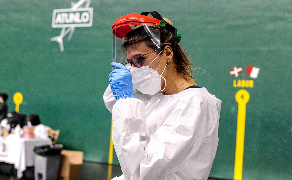 Última hora del coronavirus en el País Vasco: Euskadi supera los 1.000 contagios diarios y suma 62 fallecidos en la última semana