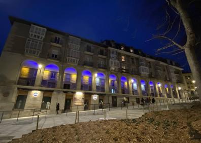 Imagen secundaria 1 - Fachada del Ayuntamiento, Los Arquillos y pérgola de Santa Bárbara lucen en azul. 