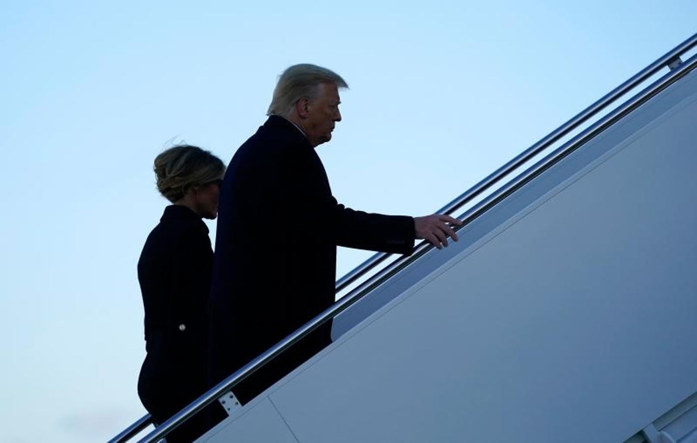 Donald y Melania Trump suben al avión su presidencial antes de su último vuelo en el Air Force One.