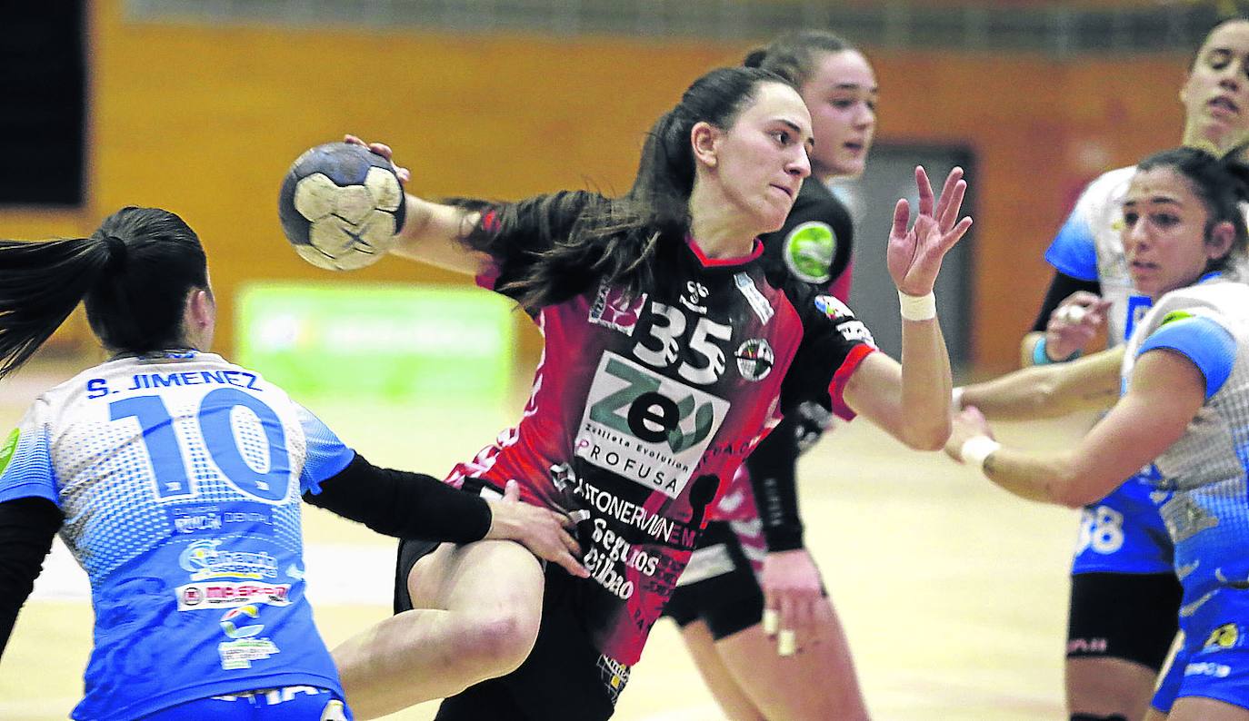 El ZEV Zuazo mereció mucho más pero malgastó su buen trabajo en los minutos finales ante el líder. 