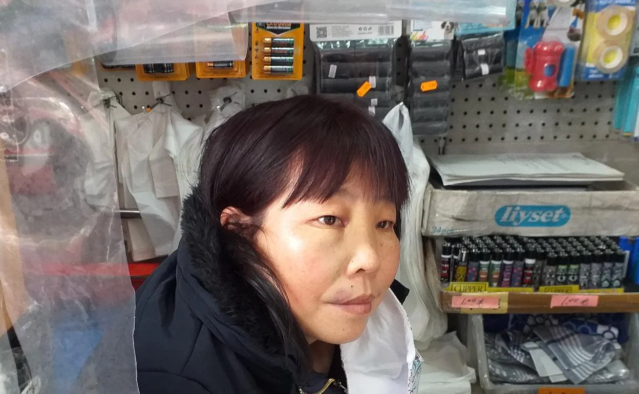 Ying, propietaria del negocio desde hace seis años, muestra los daños en la cara. /
