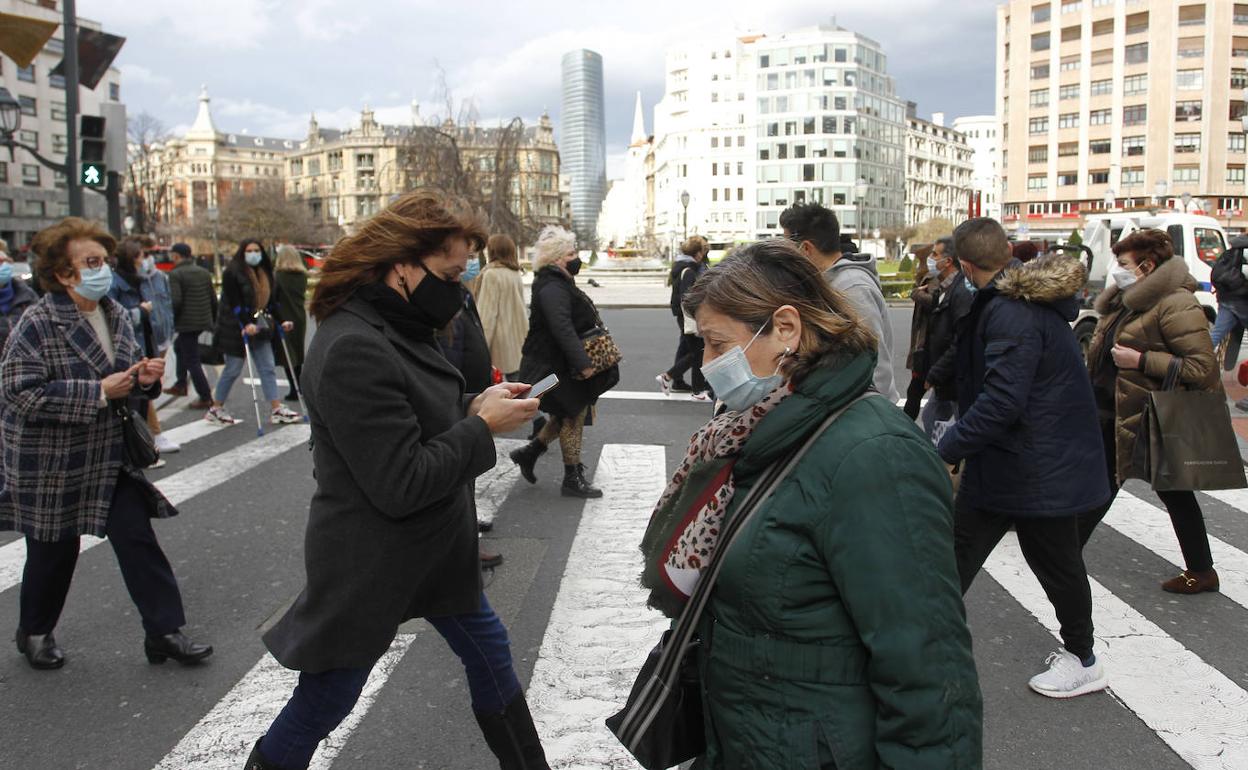 La intención del Gobierno vasco es reducir la actividad en la calle y las relaciones sociales desde última hora de la tarde. 
