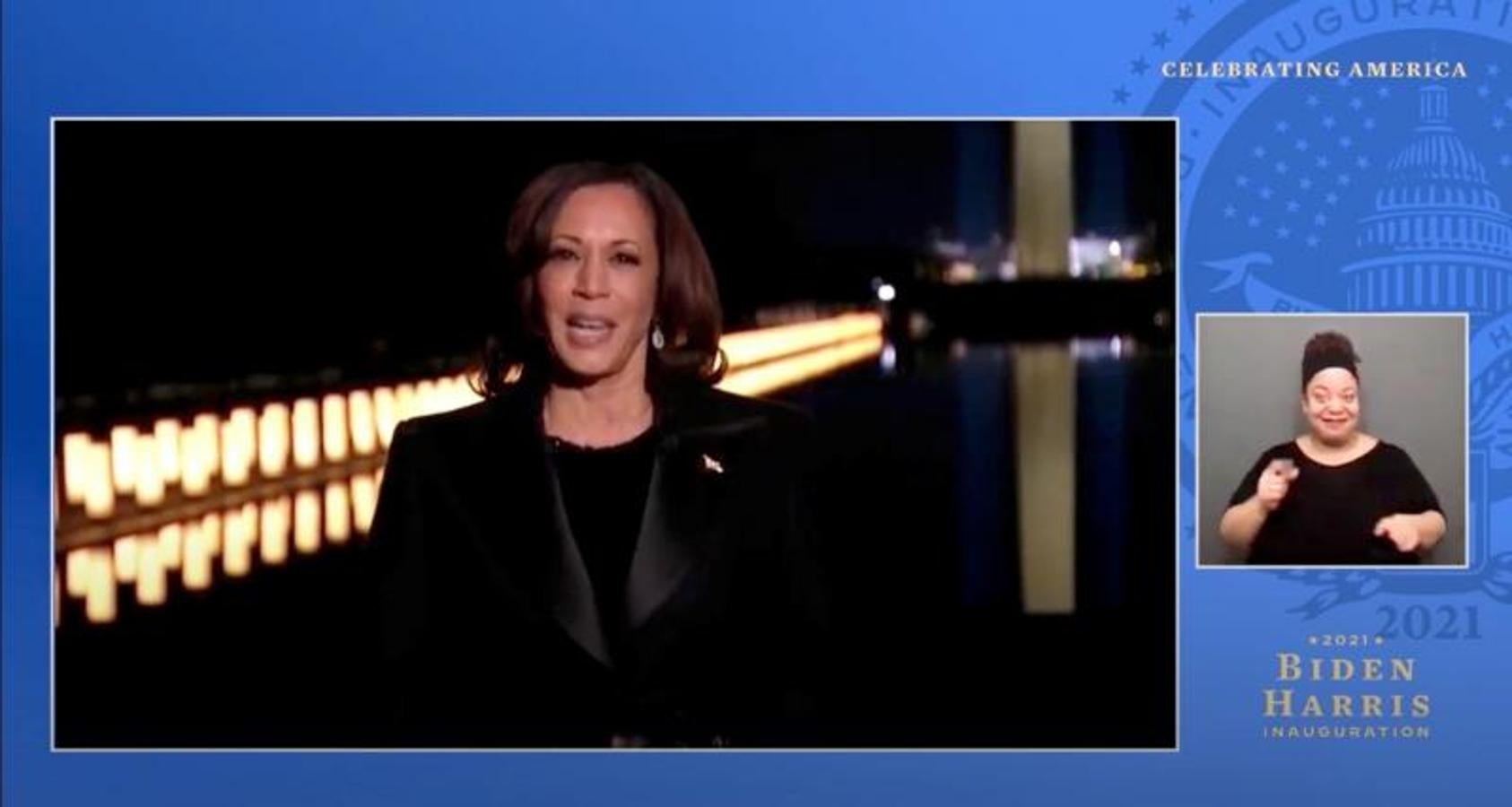 La vicepresidenta Kamala Harris saluda a los participantes en la gala.