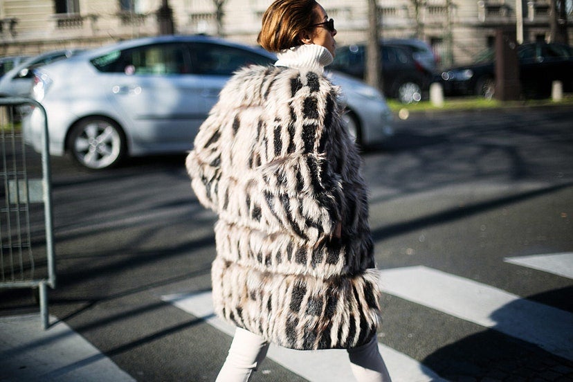 He aquí la solución más sencilla de todas las que vas a leer en este artículo. ¿Hay algo más eficaz y agradable que meter el cabello por debajo de un jersey gordito de cuello vuelto?