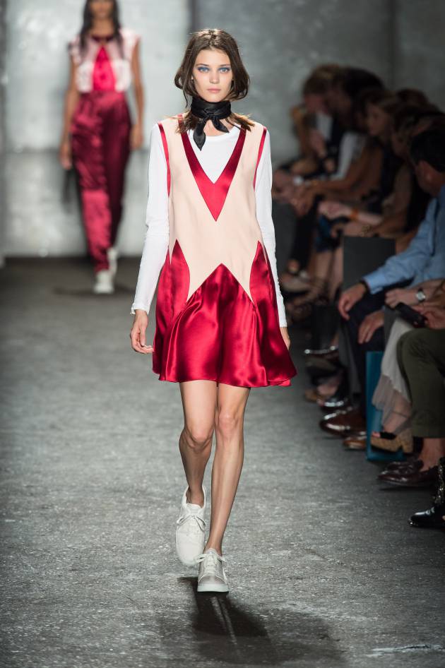 Fue Marc Jacobs el precursor que creó un falso corte ‘bob’ utilizando simplemente pañuelos anudados al cuello. La clave era dejar la melena por debajo, una fórmula que años después no nos parece del todo descabellada para hacer frente a esta borrasca echando mano de las tendencias de pasarela.