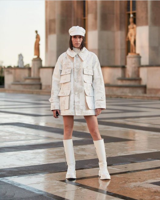 Al igual que el ‘bucket hat’, también existen versiones válidas para invierno y verano. El que fuera complemento clave del armario de las francesas y que vimos en pasarela gracias a firmas como Saint Laurent, Prada o Miu Miu, se ha convertido con el tiempo en un elemento habitual del ‘street-style’ mundial y en una pieza perfecta para esos días en los que el temporal no nos lo pone nada fácil.