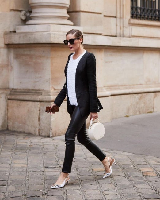 Quizás crear un efecto mojado en días grises no sea, a priori, lo más apetecible. Sin embargo, aplicando a tu cabello un gel de efecto mojado da lugar a interesantes resultados, además de que no se te moverá ni un pelo y tu peinado aguantará intacto durante todo el día.