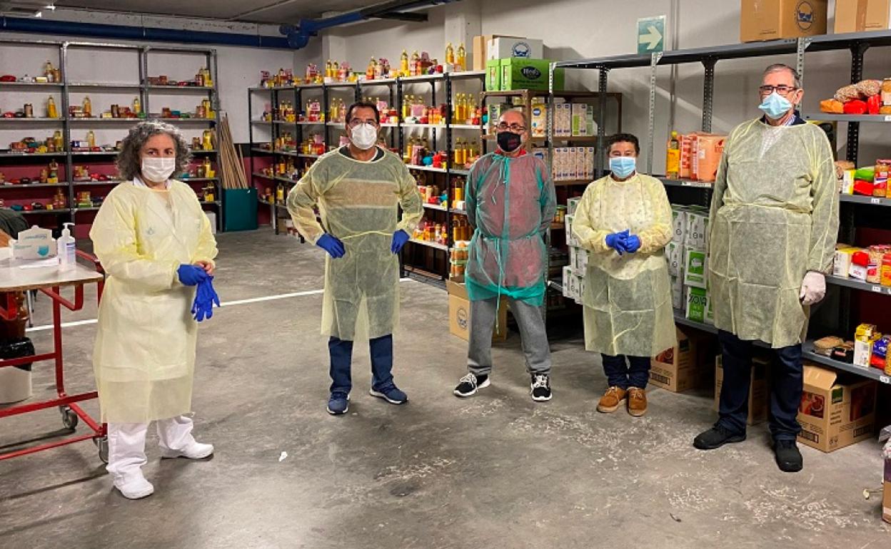 Profesionales y voluntarios del hospital antes de iniciar un reparto. 