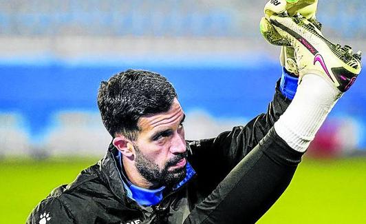 Pacheco estira durante un calentamiento. 