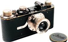 Cámara Leica de 35 milímetros, cuyo primer modelo, de 1913, perfeccionado luego revolucionó la fotografía. El modelo de la imagen es de 1927. 
