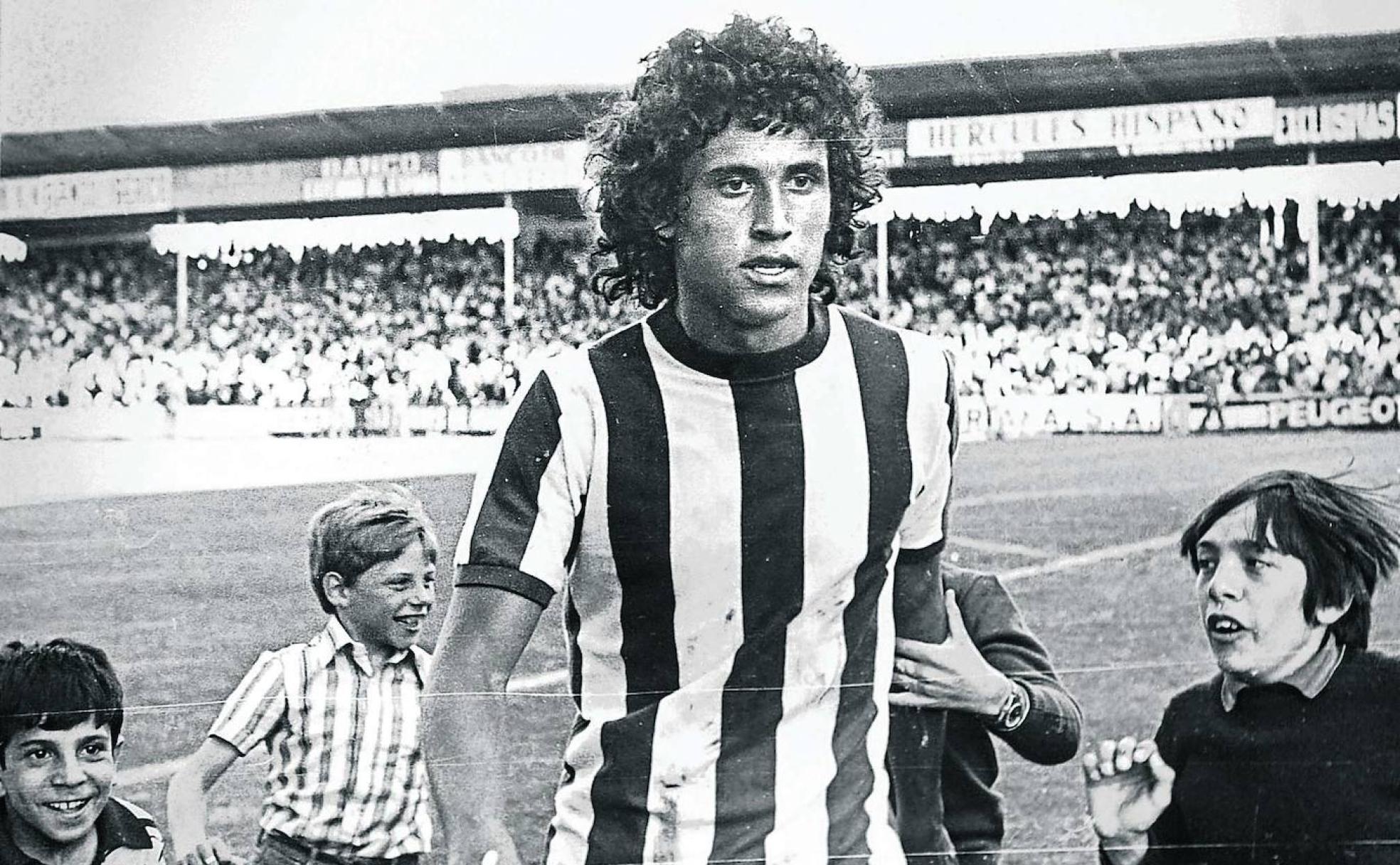 1975-79 en el Alavés. Un joven Valdano se retira del césped de Mendizorroza rodeado de niños.