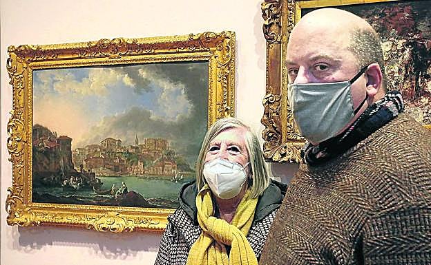 Imagen principal - Mari José Arráiz y Aurelio Gutiérrez posan frente al cuadro 'Vista de Bermeo' de Luis Paret y Alcázar, adquirida con las aportaciones de los Amigos del Museo. Ana Okamika, junto a su marido Emilio Gómez, en su «sitio de siempre»: primera fila, butaca 1. Begoña Murguialday acude a las asambleas y colabora en algunas tareas en Pabellón 6. 
