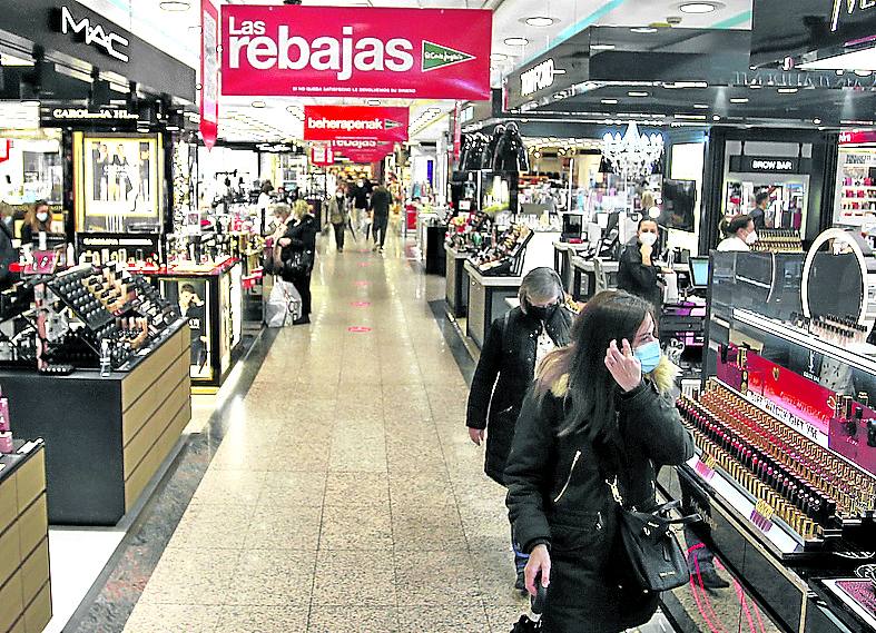 Clientas ojean artículos cosméticos en El Corte Inglés. 