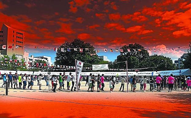 Fotografía callejera de una calle en la ciudad japonesa de Fukuoka. 