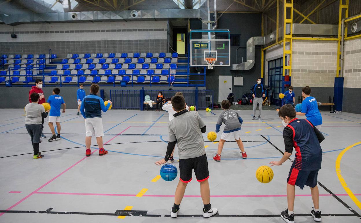 Alumnos de Marianistas juegan a baloncesto durante la pandemia. 