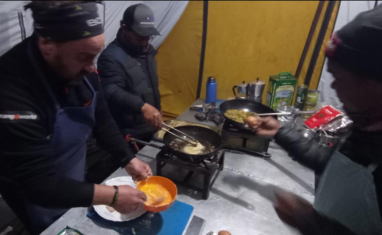 Ascensión al Manaslu con EL CORREO: El 'otro' Eneko o cómo cocinar a cinco mil metros de altitud