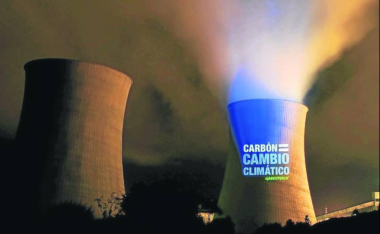 Greenpeace proyecta imágenes del cambio climático en una térmica. 