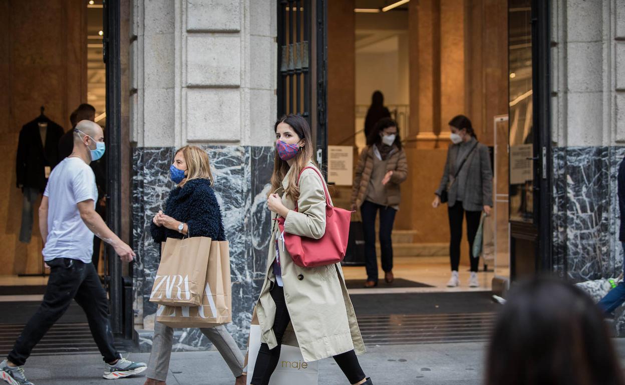 ¿Puedo realizar compras o tomar un café en la localidad que trabajo? Dentro del «sentido común» y del «certificado de movilidad»