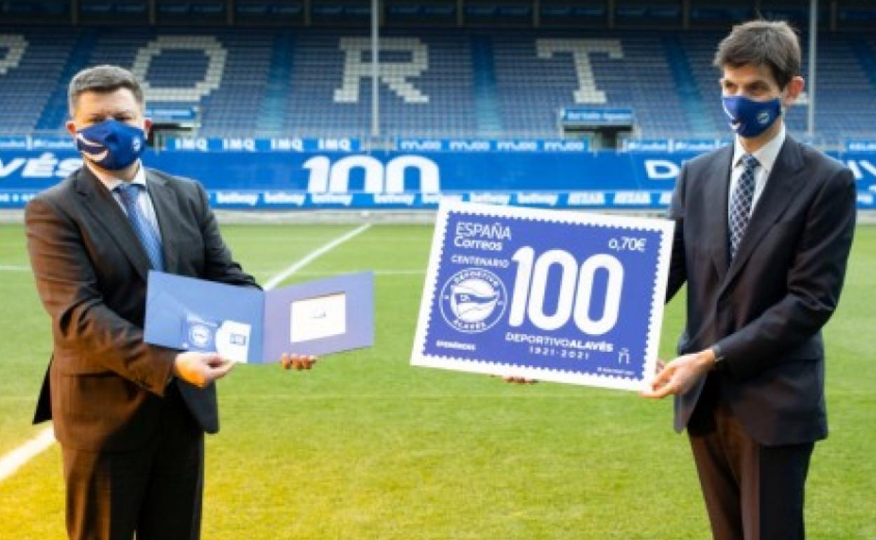 Acto de presentación del sello del centenario del Alavés. 