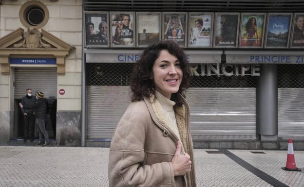 La cineasta vitoriana María Elorza, en una calle donostiarra.