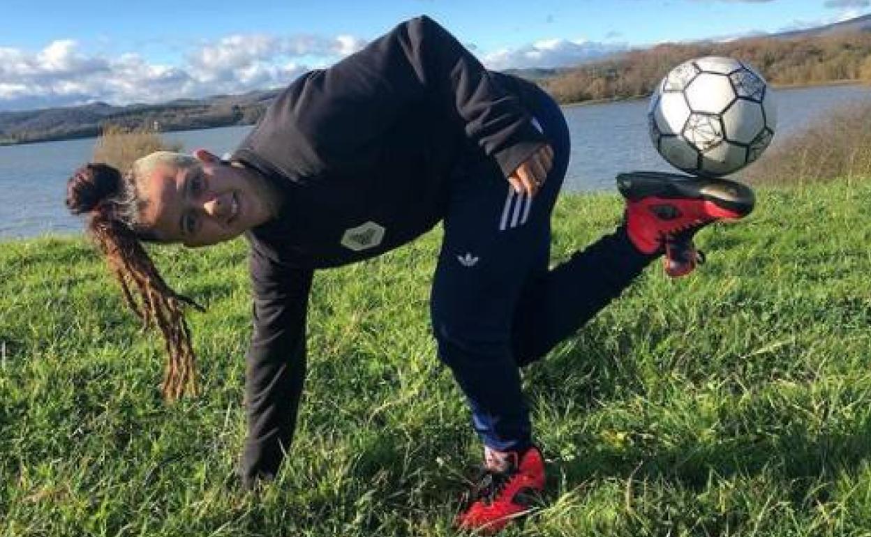 Paloma Pujol haciendo malabares con el balón. 