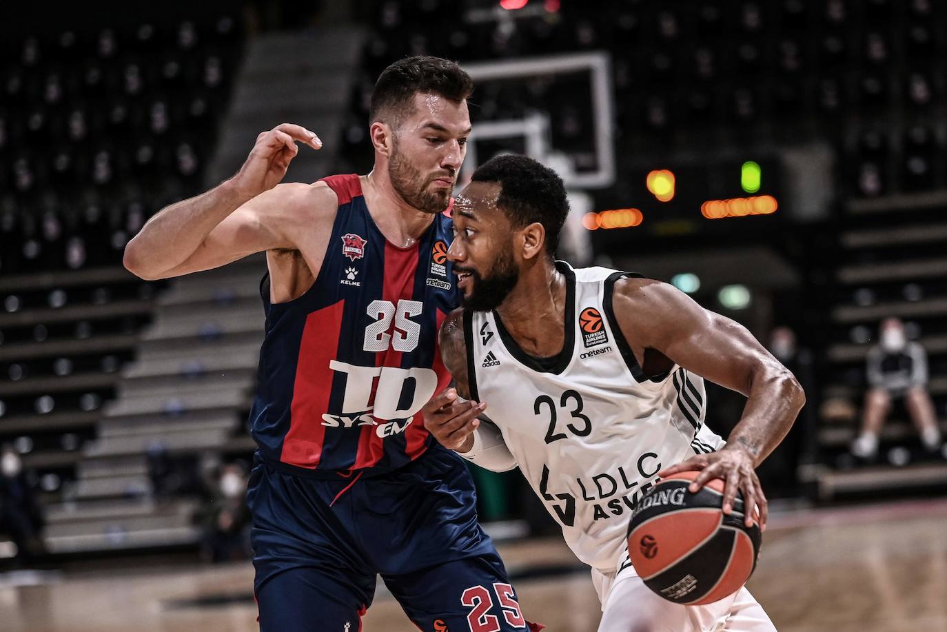 Fotos: Las imágenes del Asvel-Baskonia