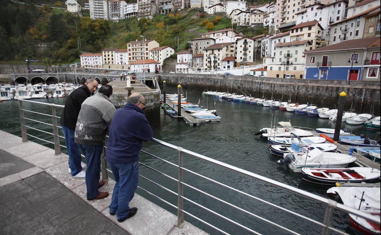 Elantxobe ganará en accesibilidad este verano con el primer tramo de la esperada pasarela de Portu kalea.