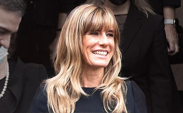 Begoña Gómez también ha rejuvenecido su aspecto con un flequillo perfecto para los rostros alargados.