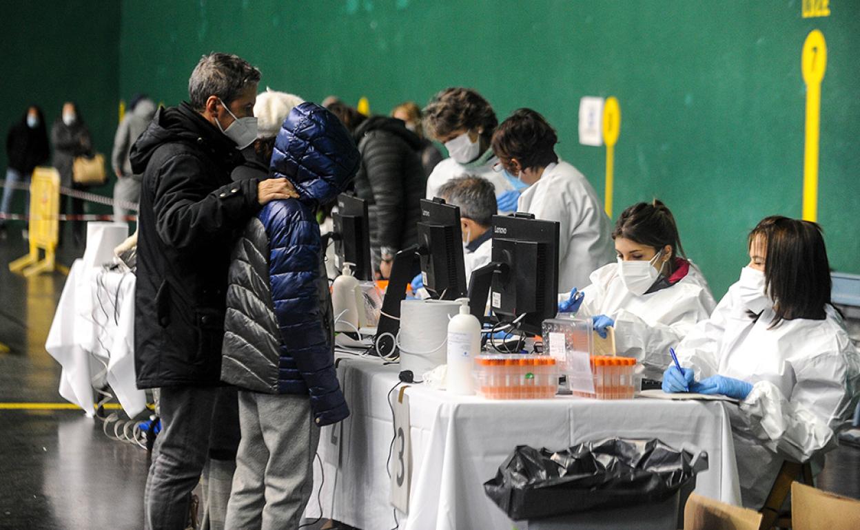 Última hora del coronavirus en el País Vasco: Bizkaia se sitúa en riesgo extremo en el pico de la tercera ola