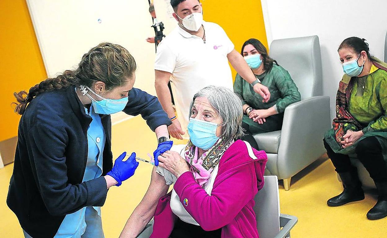 Bizkaia finaliza la primera fase de inmunización en las residencias