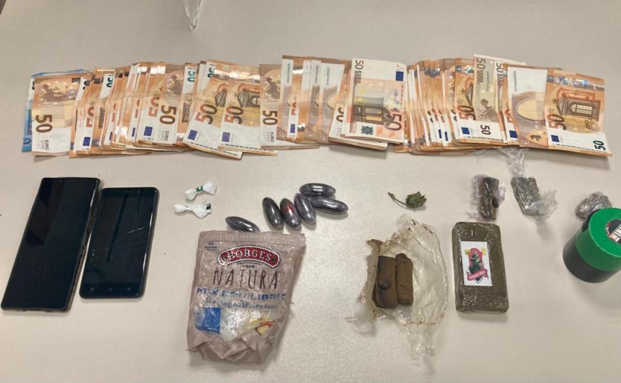 El detenido este miércoles llevaba encima 5.000 euros, 300 gramos de hachís y dos bolsas de una sustancia que podría ser cocaína. 