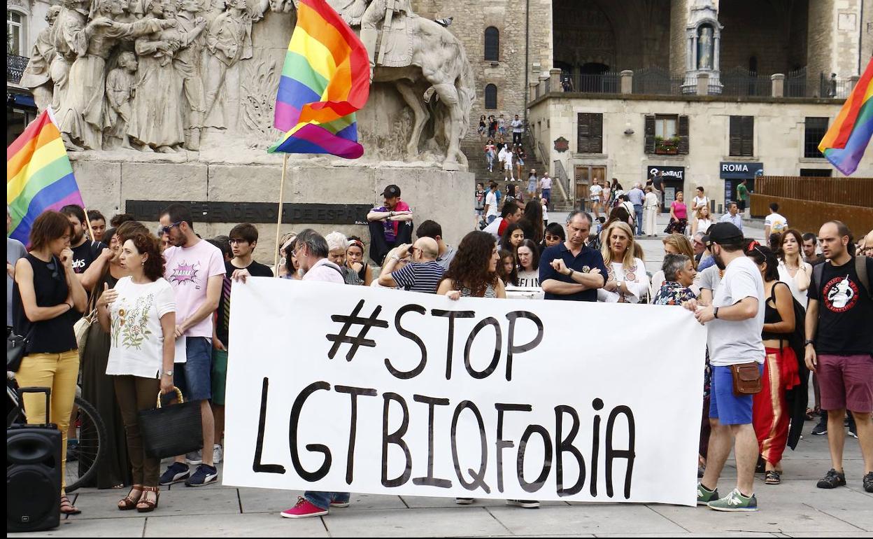 Concentración de protesta en Vitoria por la agresión a este menor. 