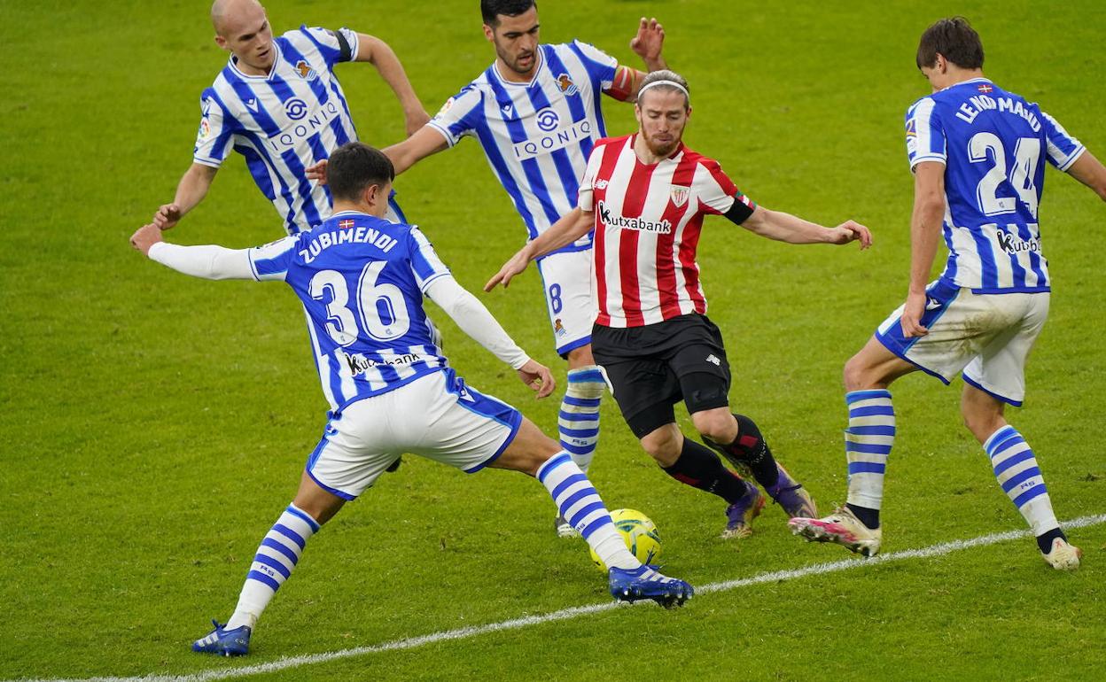 Iker Muniain, rodeado de la Real Sociedad en San Mamés el 31 de diciembre